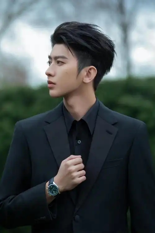 蔡徐坤工作室晒日内瓦钟表展看展照片