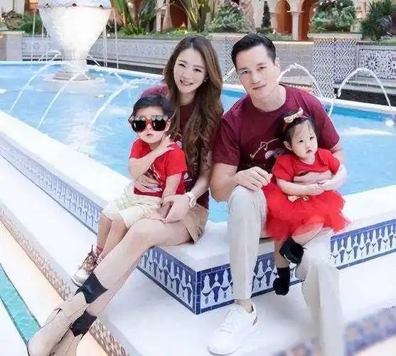 43岁安以轩春节首露面,和家人泰国游玩状态好,已走出陈荣炼事_生活