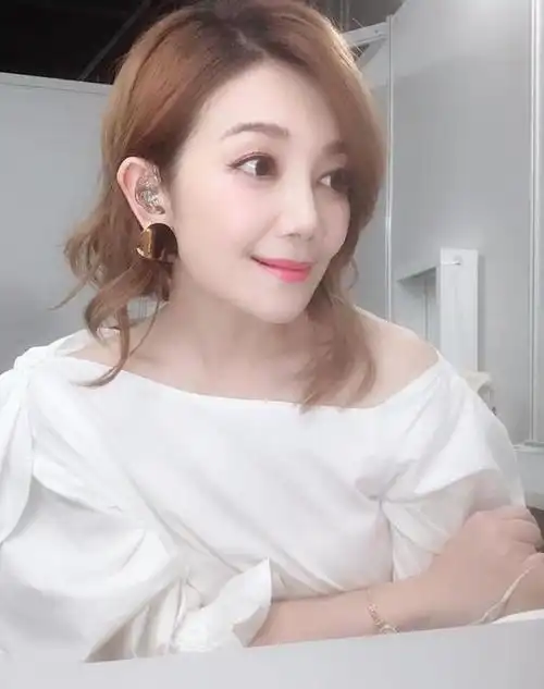 疗伤歌后隔7年强势回归梁静茹新专辑我好吗1天百万点击