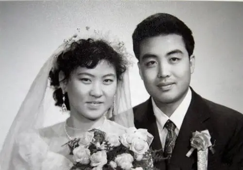 历史老照片:80年代非常流行旅行结婚,新人登记完就可以外出旅行了.