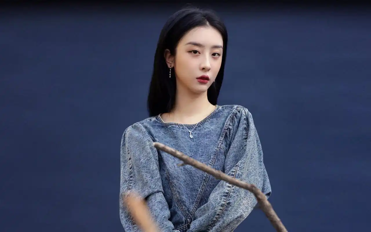 赵小棠牛仔裙迷人性感写真高清壁纸