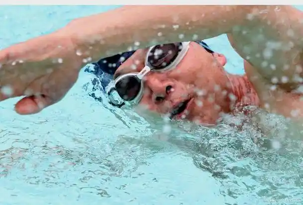 中老年人夏季游泳安全指南
