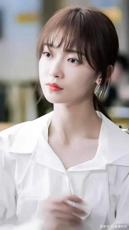 《正青春》女主 吴谨言职场新人到精英的穿搭图集