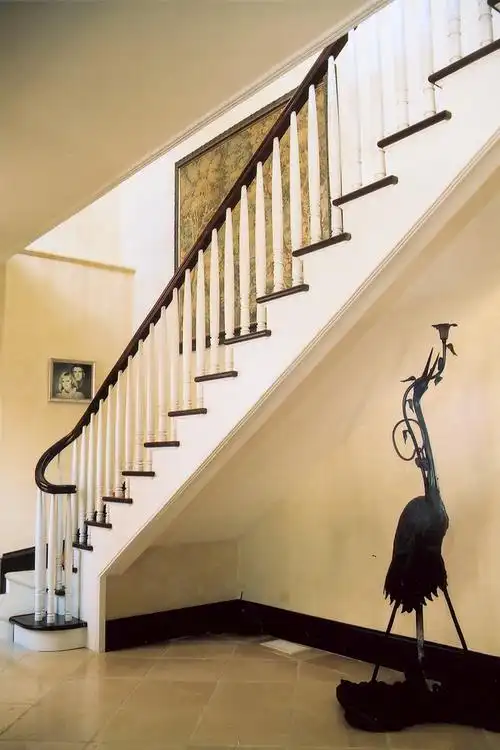 现代大户型别墅进门玄关楼梯装修案例