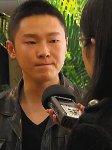 好声音冠军梁博落榜特招未批 美国街头卖唱