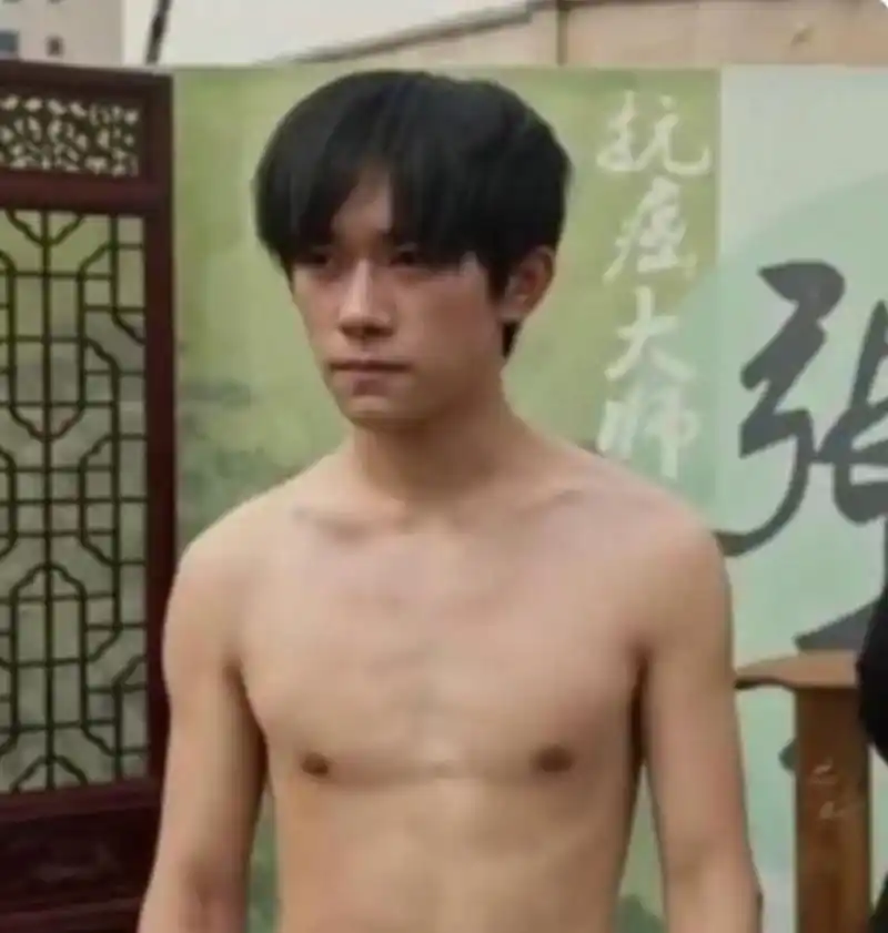 易烊千玺太瘦了身材太虐了,一个头跟肩一样宽!