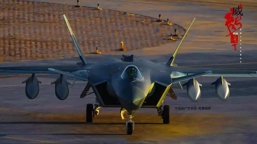 歼20威龙外挂4副油箱效果图