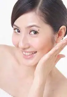 这个痣算是桃花痣,有这种痣的女人,会莫名的吸引到异性前来,有好有坏