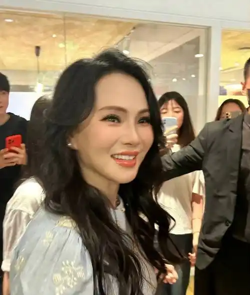 人民大会堂这天,56岁的伊能静,又给女明星们好好"上了一课"!