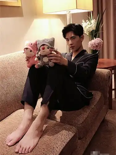 有的明星表面上看起来光鲜亮丽,背地里连脚趾甲都不剪,杨洋以前晒过一