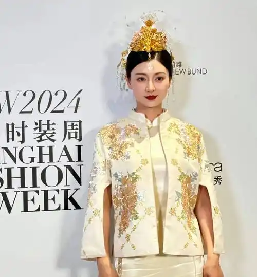 斓曦亮相上海时装周t台走秀超惊艳一举一动尽显中式礼服魅力