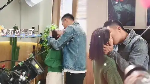 黄景瑜捧住李沁的脑袋猛亲,吻得太过投入险些喘不过气