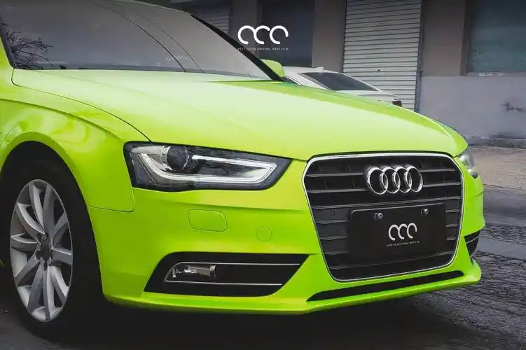 潮人喜欢的一款颜色奥迪a4l幻彩荧光黄漫彩改色膜