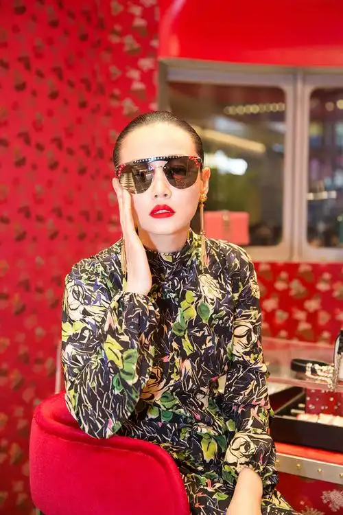 谭卓红唇霸气 与俞飞鸿杜鹃合体演绎"淑女的品格"