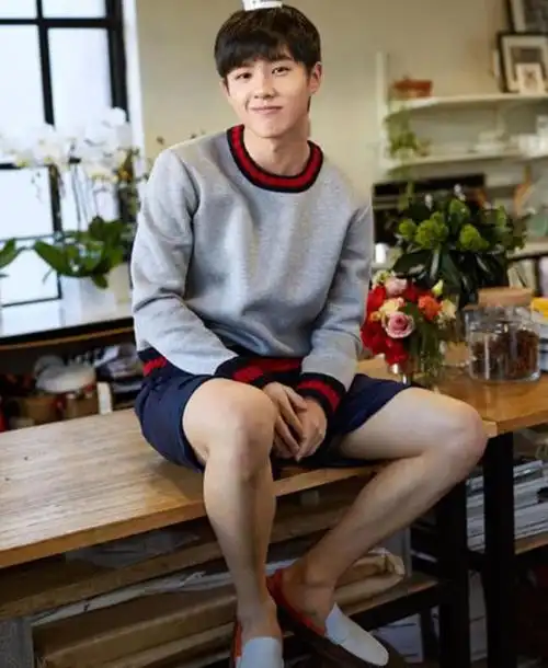 刘昊然和山崎贤人破次元同框,同样一身黑色装扮谁更加养眼呢?