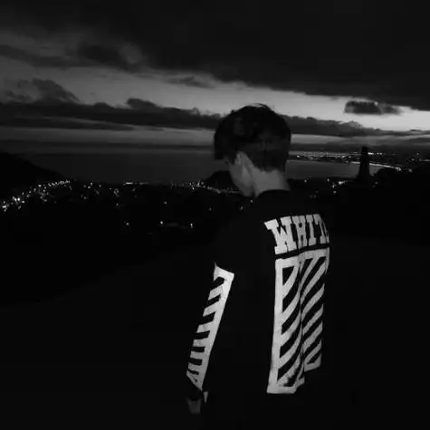 黑白男头日系,安静只是假装痊愈吧了-黑白头像