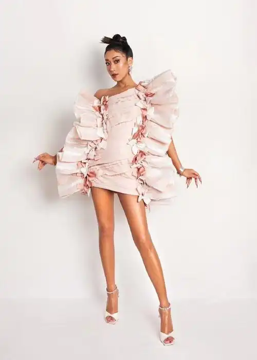 吉克隽逸今晚动感地带世界杯音乐盛典造型斜肩粉香槟色短裙满满蝴蝶结