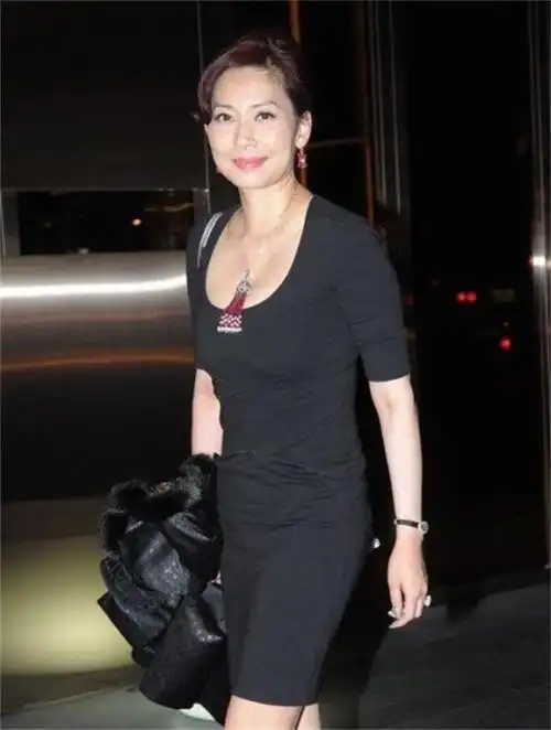 回顾邝美云14岁养家38岁成亿万富婆给内地捐了50多座学校