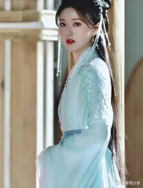 赵露思新剧《神隐》服装造型华丽好期待