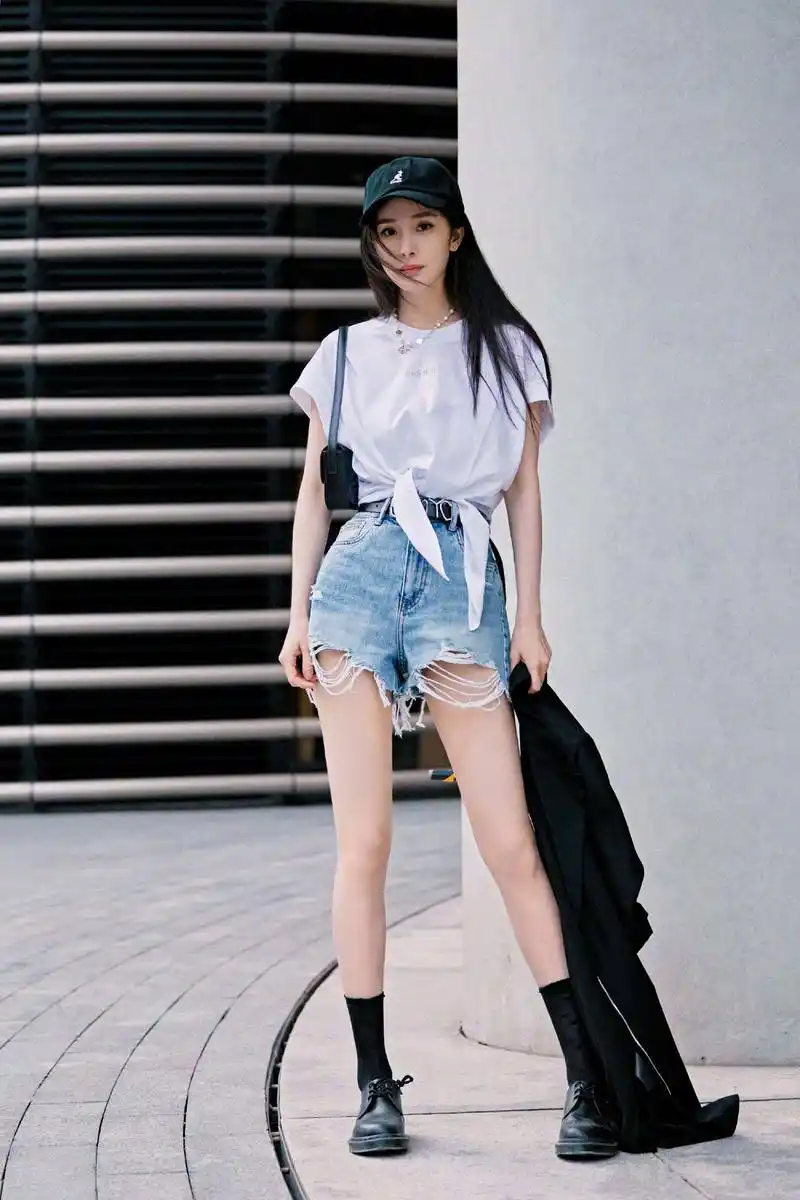 杨幂的私服穿搭简直是教科书级别,机场街拍女王名不虚传!