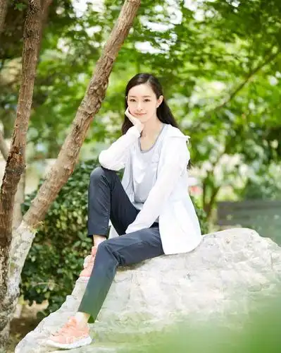 31岁的宋轶很瘦但很精致,身穿白色连衣裙搭配高跟鞋,时尚又高级_手机