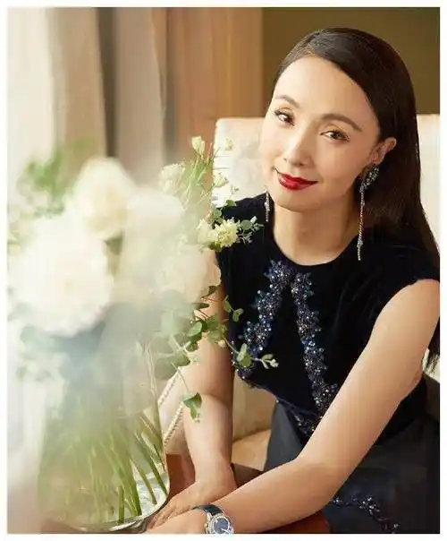 原创47岁陶虹气场大开珠宝搭配运用自如个人魅力大增美到窒息