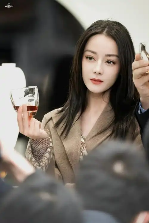 迪丽热巴驼色大衣造型