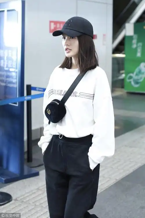 李沁斜挎潮包黑白休闲风大秀时尚感