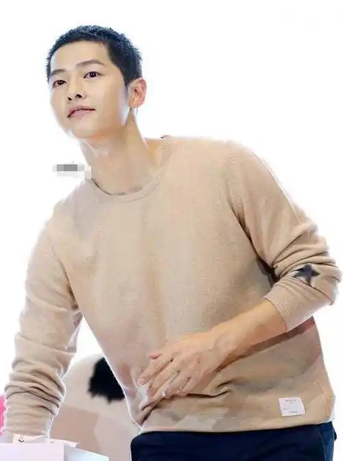 刚刚退伍的时候宋仲基着实是很喜欢自己的这个寸头发型的,照片里面的