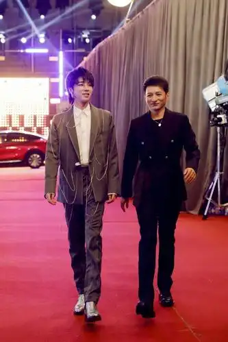 华晨宇演绎复古贵公子穿西装绅士感十足173身高照样有大长腿