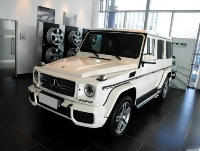 偶遇250万奔驰大g,车牌五个字让人捧腹大笑,不给交警面子