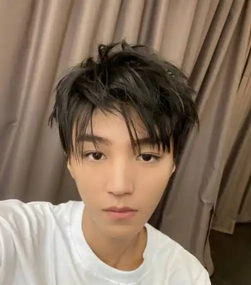 王俊凯情人节自拍,颜值不高撑不起怼脸拍!_小朋友_舞台_秘诀