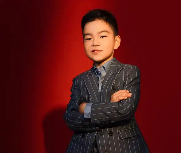 嘴巴红红的,一说起话来特别动人可爱.