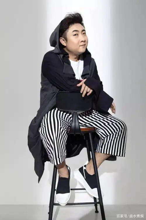 强大的压力让乔杉不得不熬夜创作,因此也大把大把的掉头发,体重也