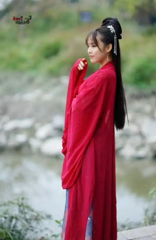 河边古装红衣少女芳芳