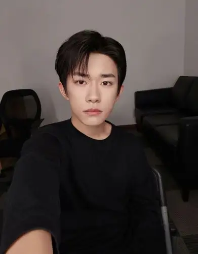 成员易烊千玺在社交平台上久违晒出最新自拍照,照片中,他素颜怼脸自拍