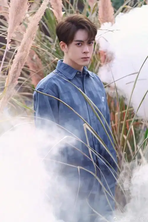 这张曾舜晞的照片总感觉是小三爷在看我