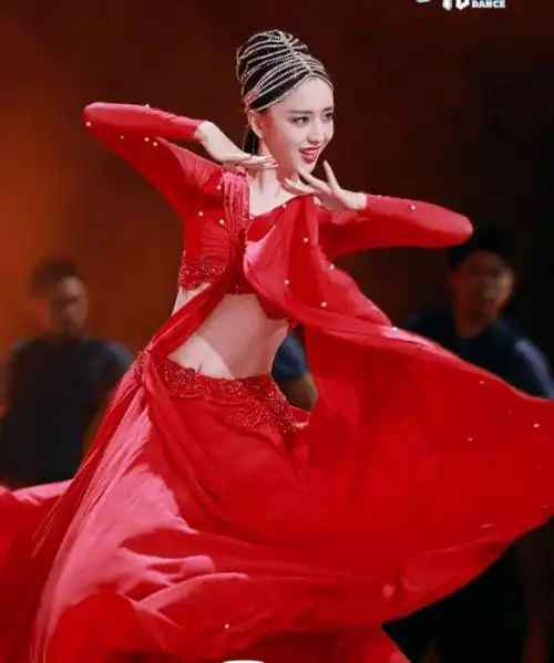 撩人不偿命佟丽娅烈焰红唇跳舞露肚脐炫小蛮腰侧身背影绝了