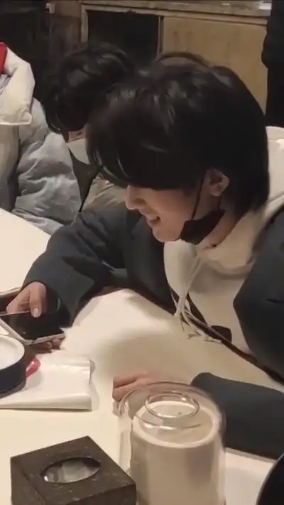 宋亚轩超话95#宋亚轩 爱与温柔#91女友视角 -下截修 无水印 抱图