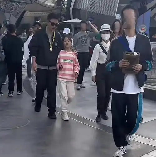 能够看到照片中,贾乃亮搂着甜馨肩膀同行,10岁的甜馨身高快与爸爸的肩