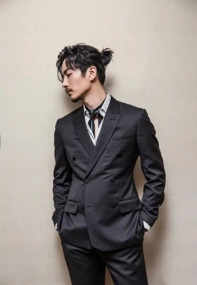 丸子头的易烊千玺王源王俊凯蔡徐坤陈伟霆陈晓黄子韬吴亦凡胡歌简直帅