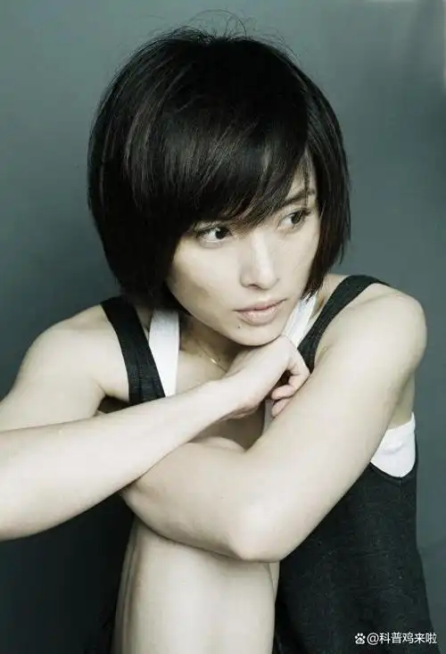 李佳,作为靳东的妻子,近来备受瞩目.