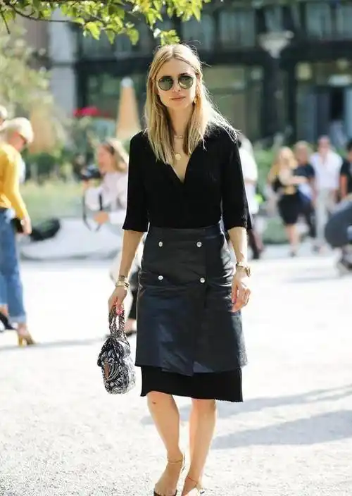 "衬衫 皮裙"才是2021最洋气的穿搭,轻松提升气质!_时尚_显得_服装