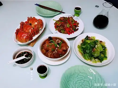 两口子的丰盛晚餐,荤素搭配有营养,喝杯小酒,生活有仪式