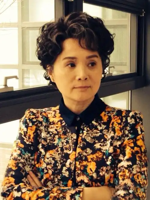 进入2000年之后,吴冕已人到中年,演女一号的机会少了,开始演一些婆婆