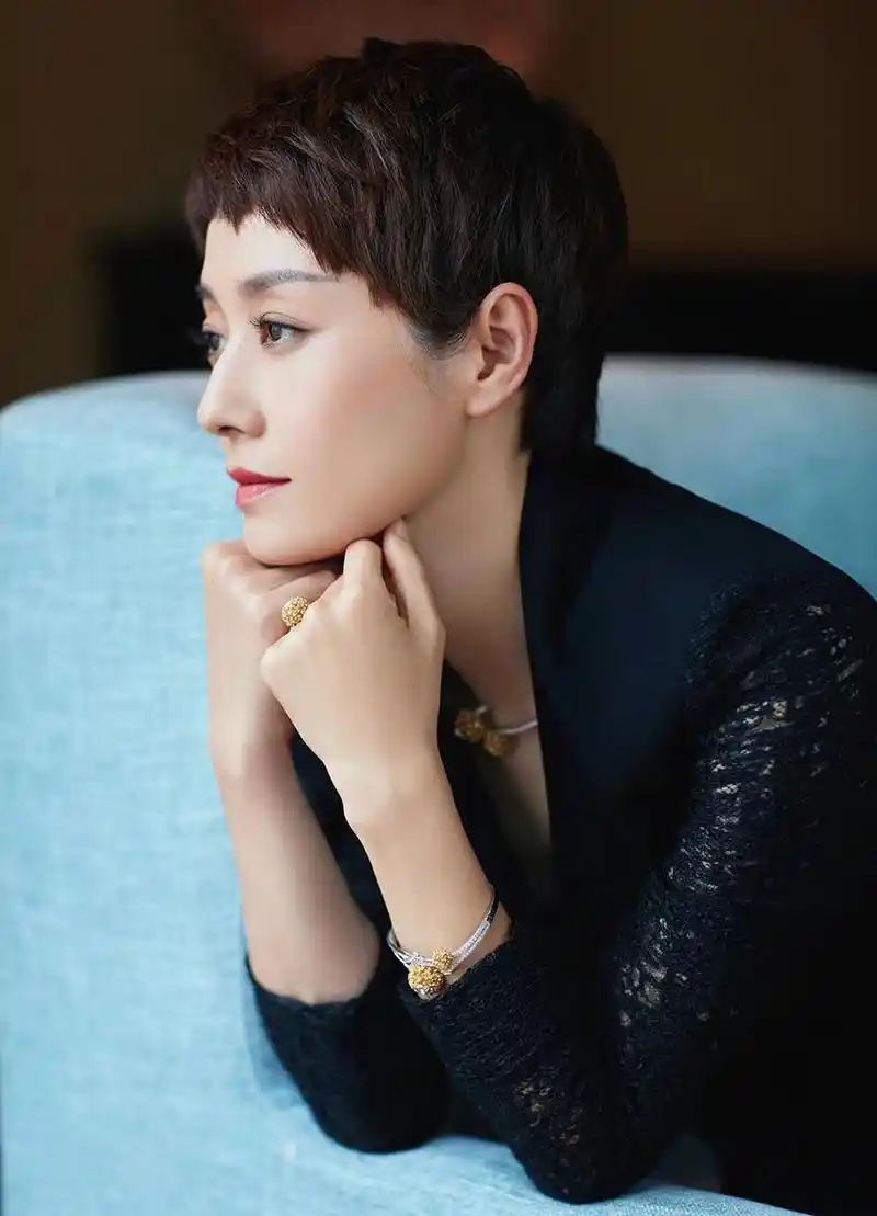 马伊俐离婚后,短发造型更帅气!