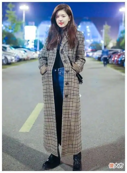 【时尚一点】赵露思"初恋脸"很动人,穿交错肌外套比心还大