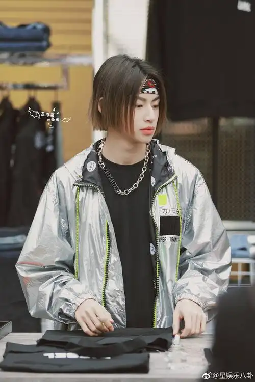 小鬼王琳凯新发型 小鬼王琳凯出席品牌活动饭拍图