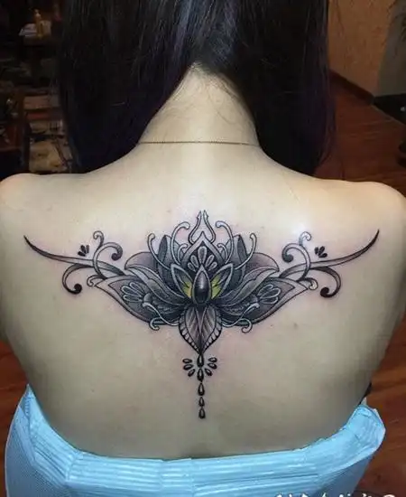 美女后背花卉个性纹身