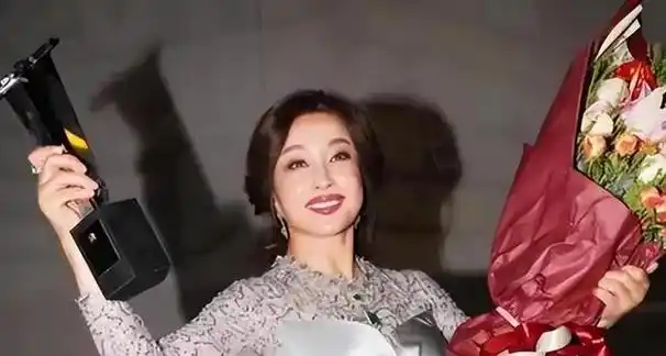 刘晓庆最近在社交媒体上发布了一组日常照片,这让许多网友感到惊讶:"